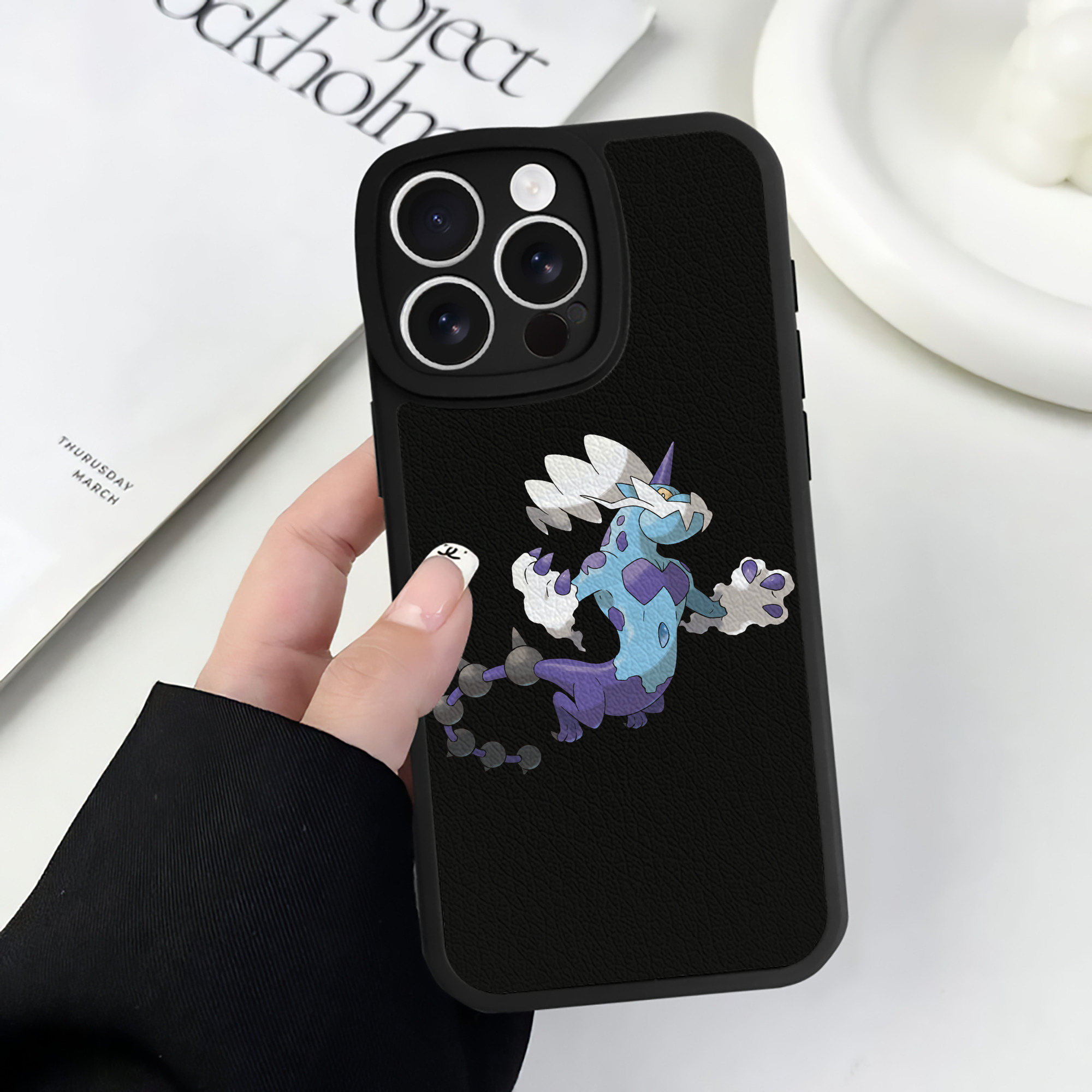 （画像用） ポケットモンスター Pokémon 【iPhone 16シリーズ対応】シリコンスマホケース（レザー調） 材質：シリコン